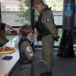 Papa o'Neil et son fils devant les cupcakes de la cantina