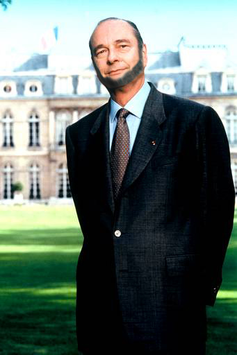 Un collier de perles pour Bernadette et un collier de barbe pour le professeur Jacques Chirac, photographié dans la cour de l'école.