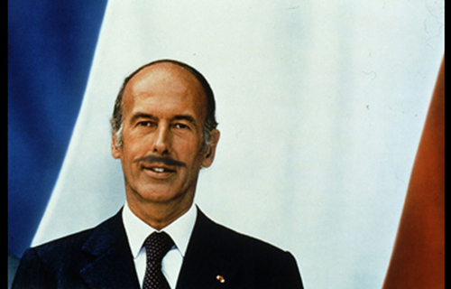 Une moustache très british pour Valéry Giscard d'Estaing. Peut-être une réminiscence d'une aventure avec une princesse d'Angleterre ?