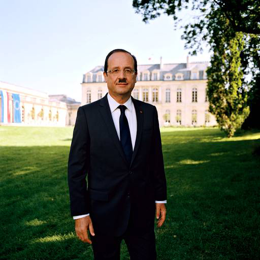 François Hollande avec une moustache de Charlie Chaplin