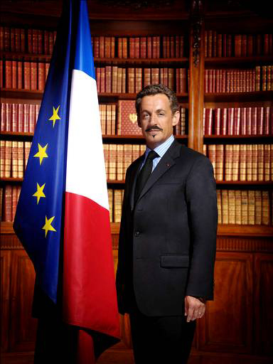 Nicolas Sarkozy avec une moustache