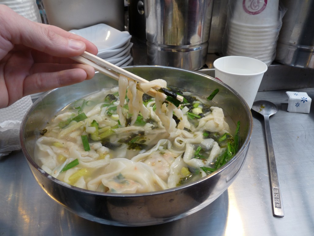 Une bonne soupe de nouilles sur le marché