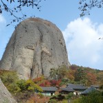 Le Mont Maisan et l'un de ses temples bouddhiques