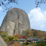 Le Mont Maisan et l'un de ses temples bouddhiques