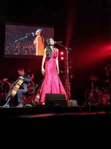 Riva Taylor dans sa robe rouge