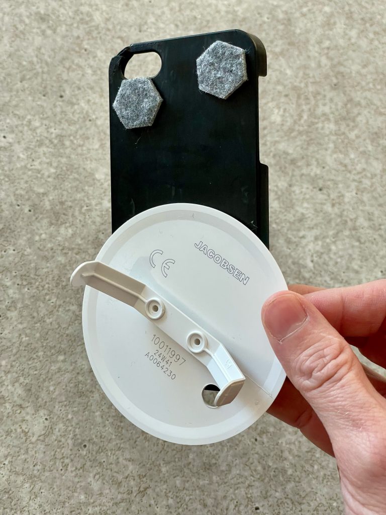 Coque d'iPhone collée à son cache, vue de dos