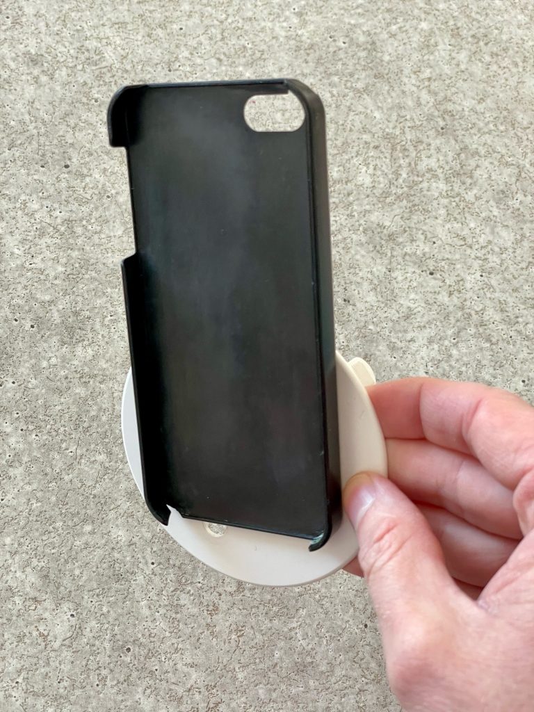 Coque d'iPhone collée à son cache, vue de face