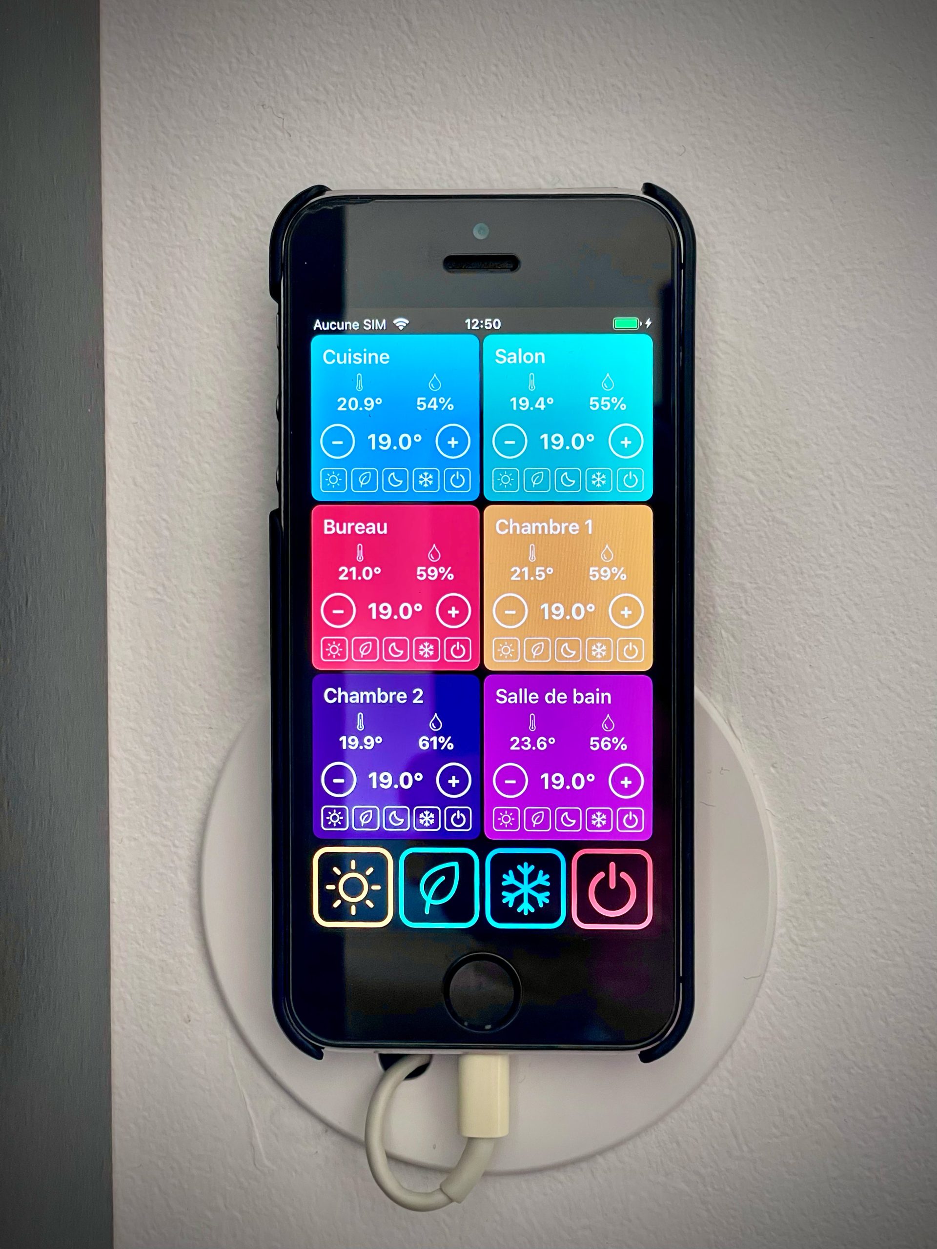 Montage mural de l'iPhone 5S avec l'application Tiko Control Panel