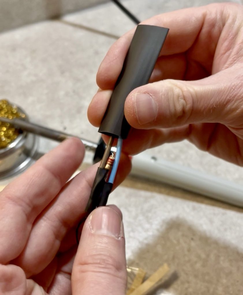 Installation des résistances du réducteur de tension sur le câble USB