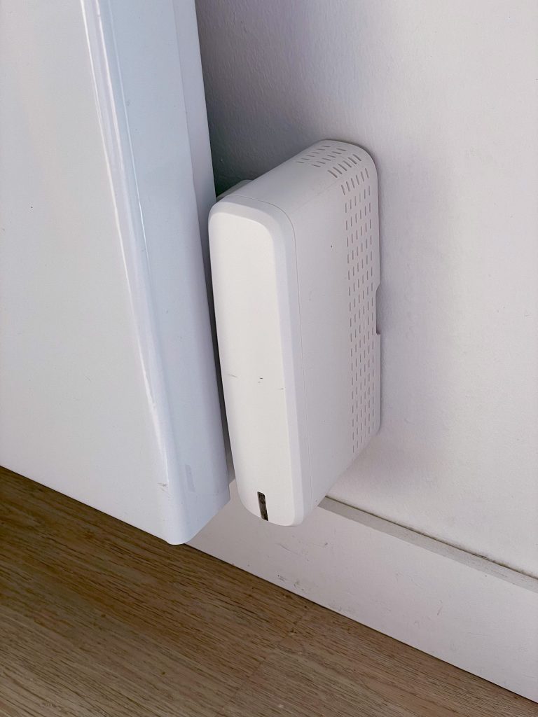 Un thermostat Tiko D-Box relié à un radiateur