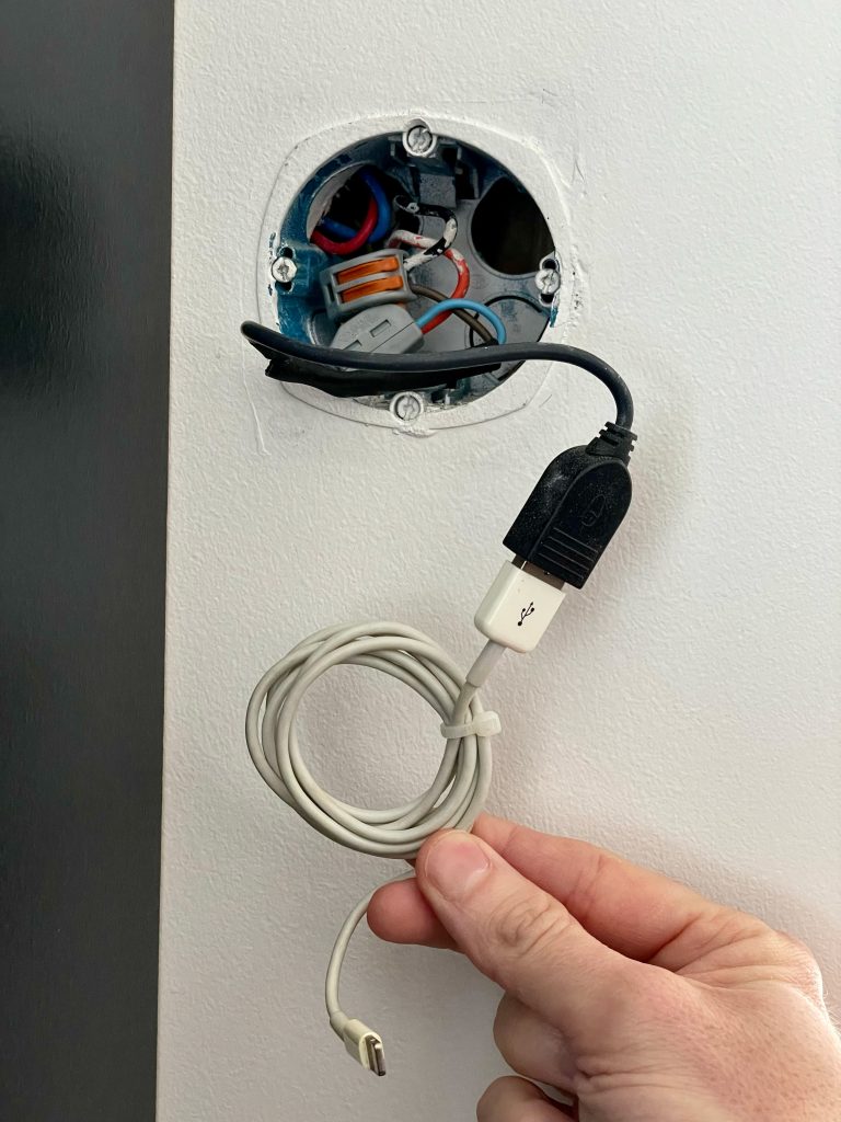 La prise USB et le câble Lightning dans leur boîtier d'encastrement.